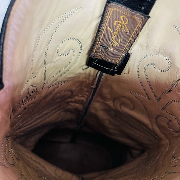 Larry Mandan - Picture 10 of 15